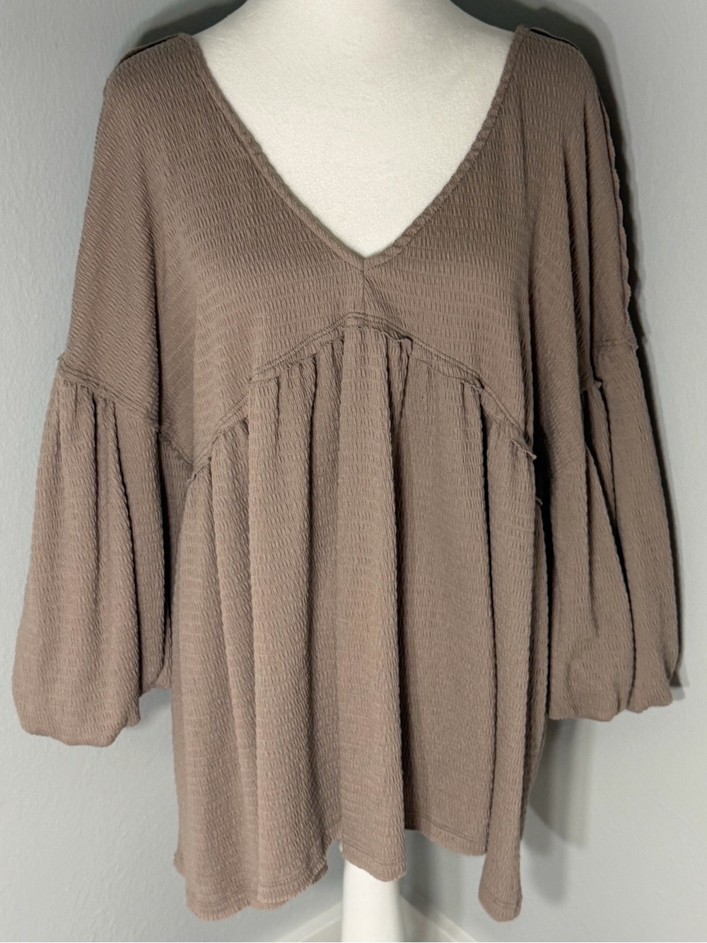 BY TOGETHER Women V-Neck Peasant Top in Taupe Size Large